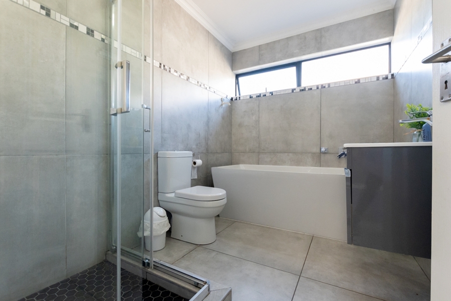 To Let 3 Bedroom Property for Rent in Calypso Beach Western Cape